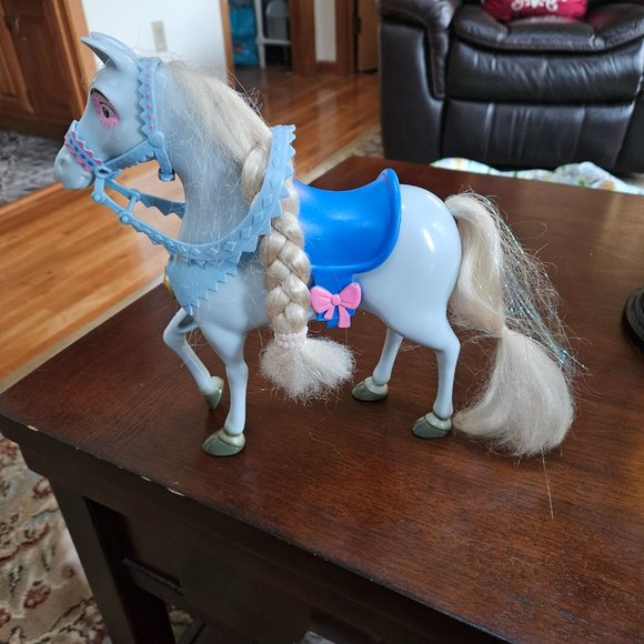 2 horses Disney princess Cinderellas' horse and Barbie horse - Picture 2 of 7